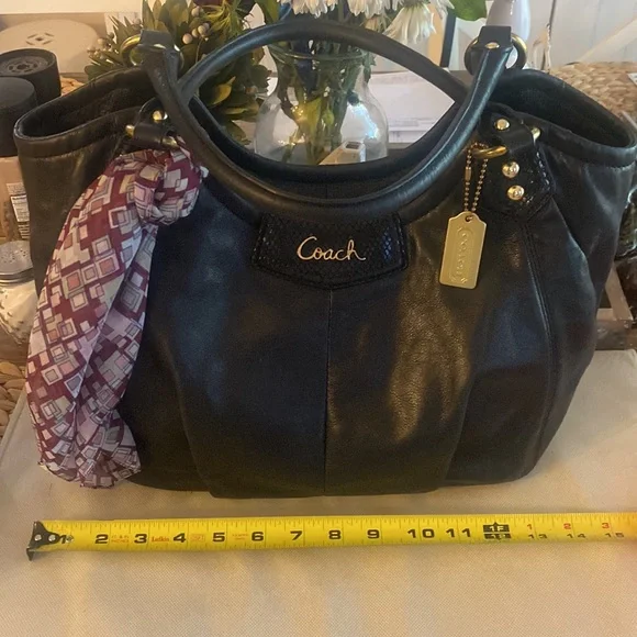 Coach F23308 black leather pleated purse with gold hardware - Picture 3 of 11